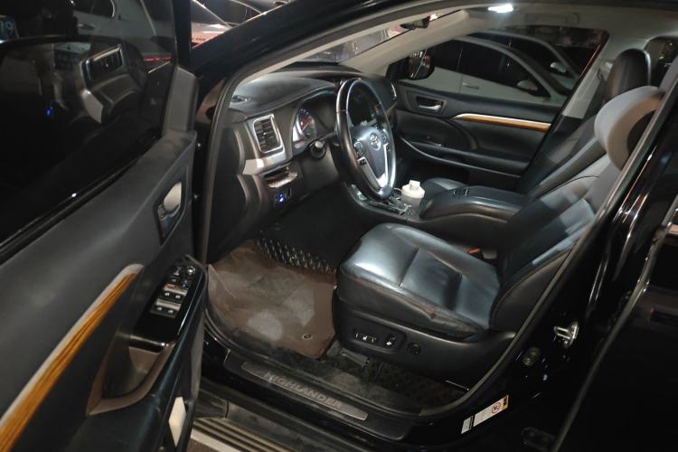 Used Toyota Highlander 2017 2.0T Two-Wheel Drive Luxury Edition 7 Seats Driver Seat