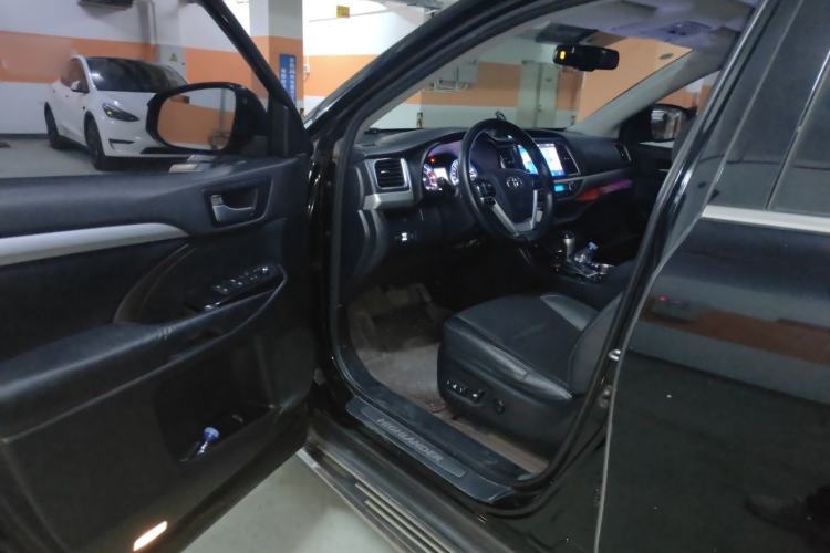Used Toyota Highlander 2017 2.0T Two-Wheel Drive Luxury Edition 7 Seats Driver Seat