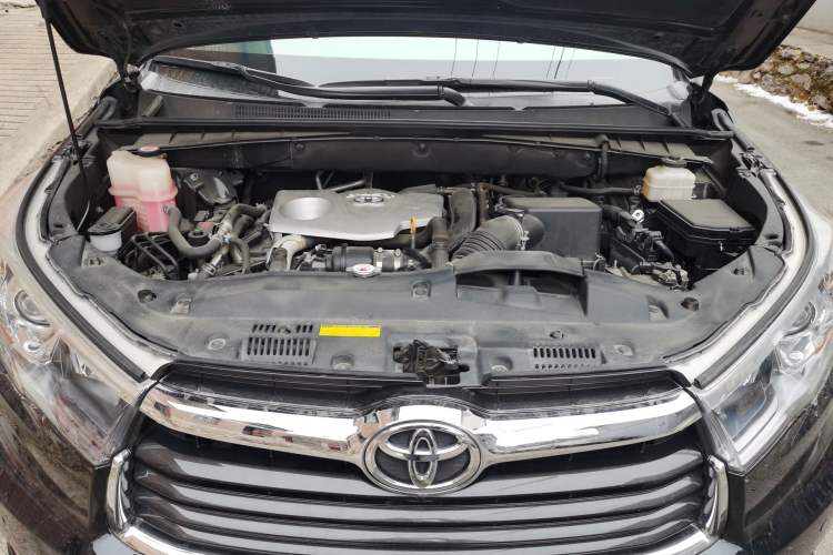 Used Toyota Highlander 2017 2.0T Four-Wheel Drive Luxury Navigation Version 7 Seats Engine Bay