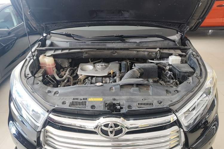 Used Toyota Highlander 2017 2.0T Two-Wheel Drive Luxury Edition 7 Seats Engine Bay