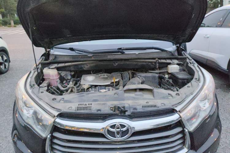 Used Toyota Highlander 2017 2.0T Two-Wheel Drive Luxury Edition 7 Seats Engine Bay
