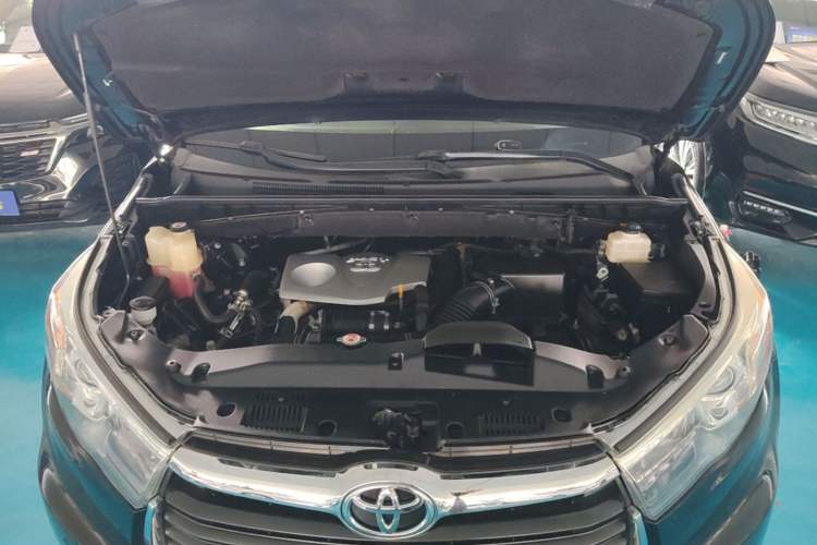 Used Toyota Highlander 2017 2.0T Two-Wheel Drive Luxury Edition 7 Seats Engine Bay