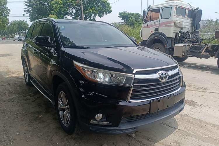Used Toyota Highlander 2017 2.0T Two-Wheel Drive Elite Version 7 Seats Front Right 45 Deg