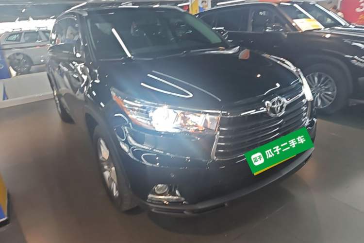 Used Toyota Highlander 2017 2.0T Two-Wheel Drive Luxury Edition 7 Seats Front Right 45 Deg