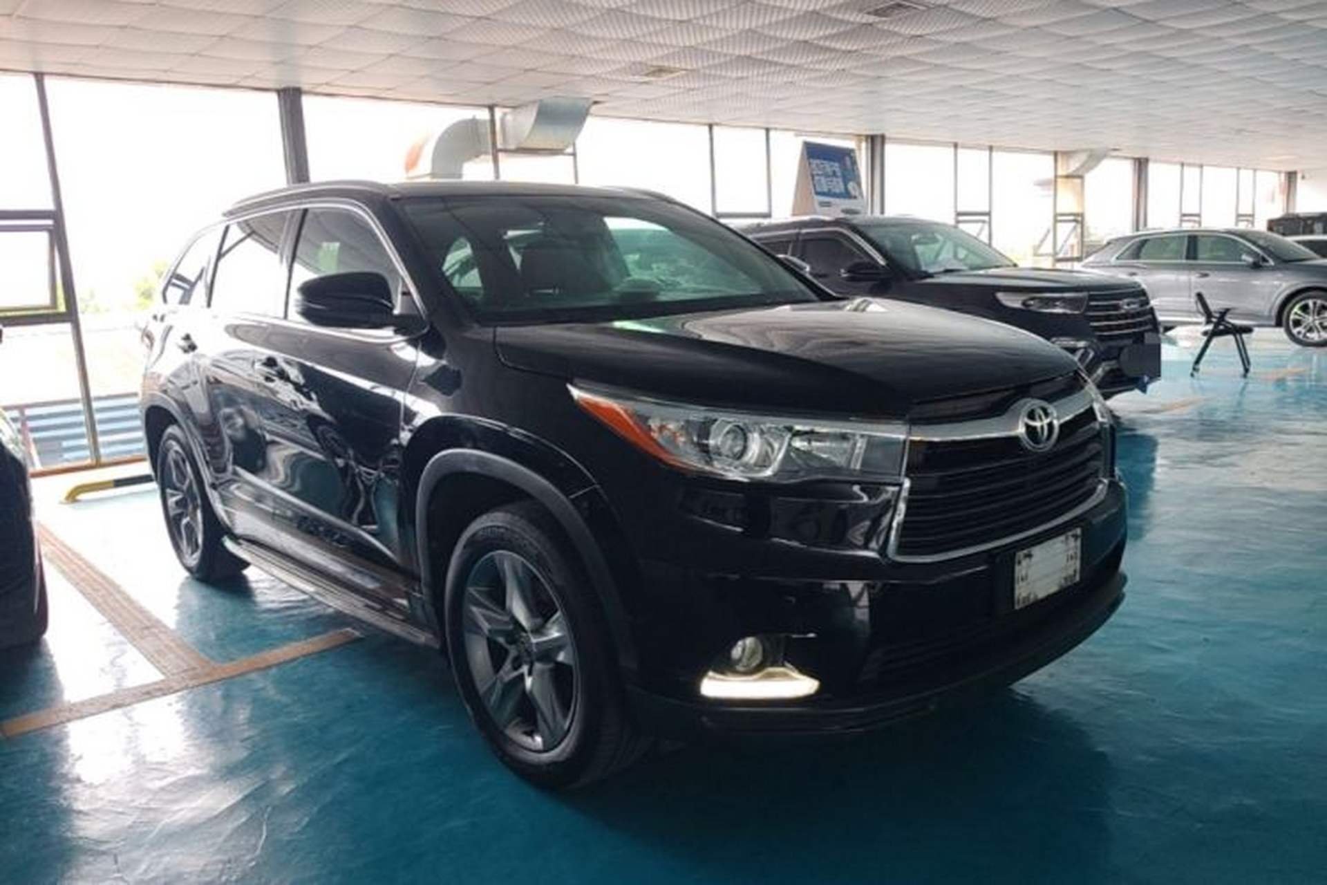 Used Toyota Highlander 2017 2.0T Two-Wheel Drive Luxury Edition 7 Seats Front Right 45 Deg