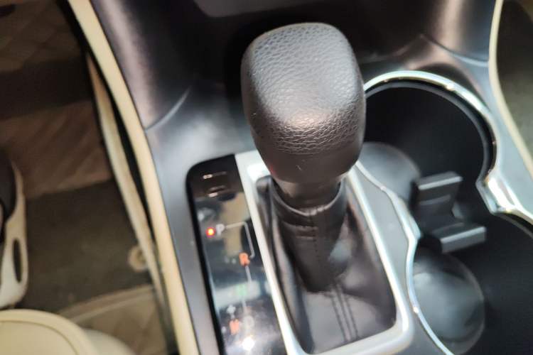 Used Toyota Highlander 2017 2.0T Two-Wheel Drive Elite Edition 5 Seats Gear Lever