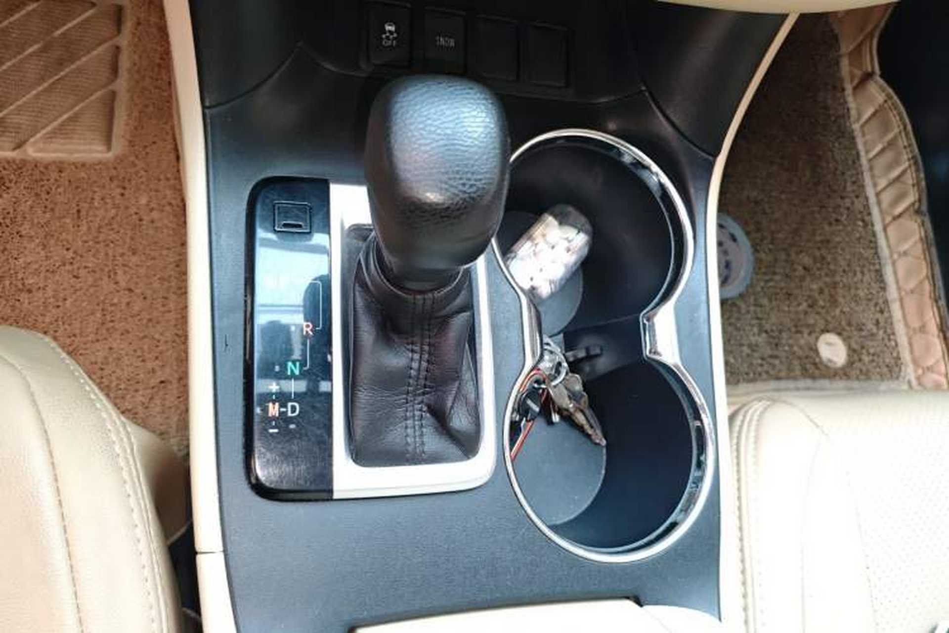 Used Toyota Highlander 2017 2.0T Two-Wheel Drive Elite Edition 5 Seats Gear Lever