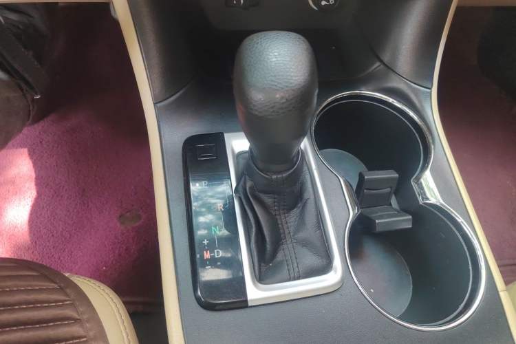 Used Toyota Highlander 2017 2.0T Two-Wheel Drive Elite Version 7 Seats Gear Lever