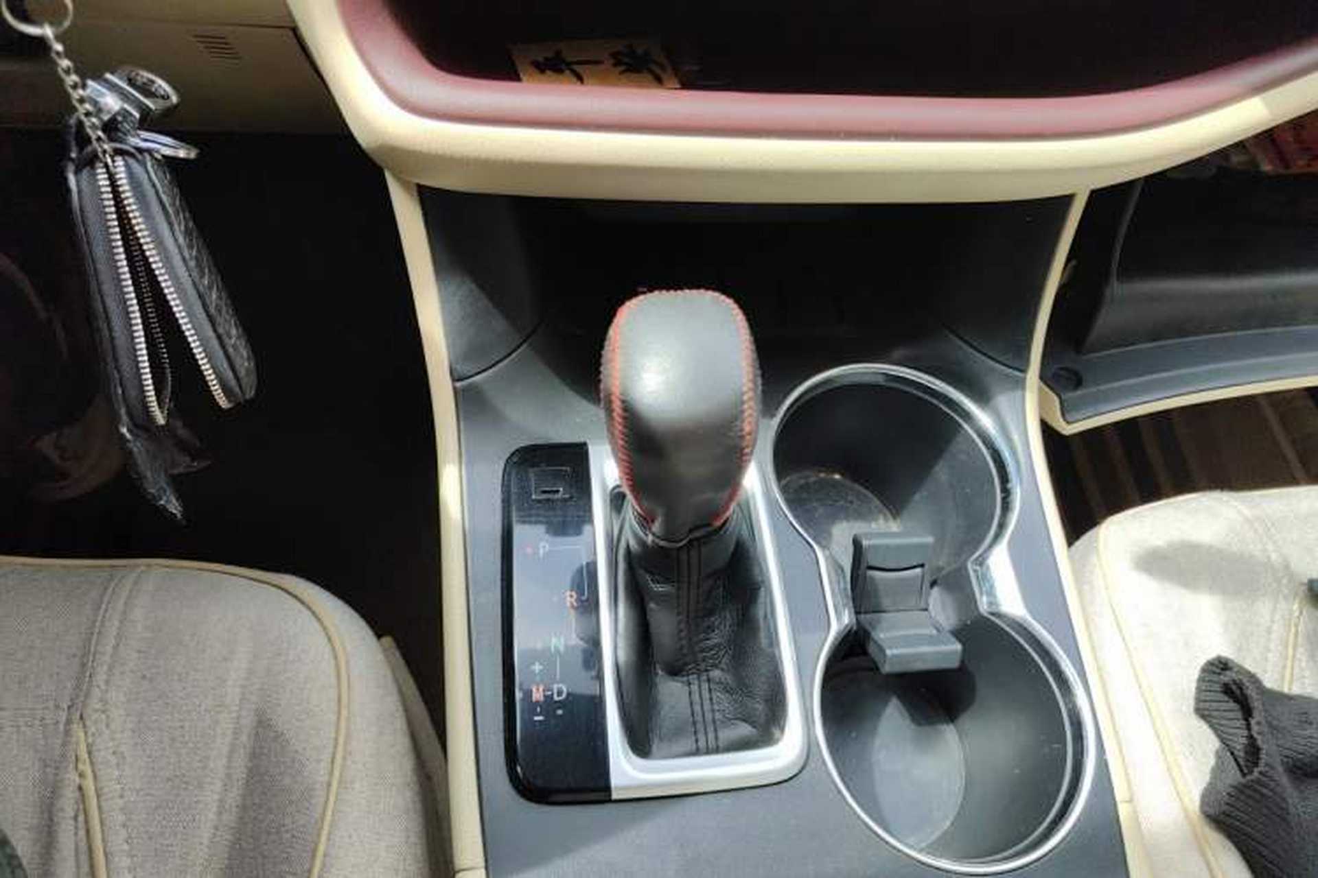 Used Toyota Highlander 2017 2.0T Two-Wheel Drive Elite Version 7 Seats Gear Lever