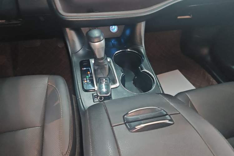 Used Toyota Highlander 2017 2.0T Two-Wheel Drive Luxury Edition 7 Seats Gear Lever