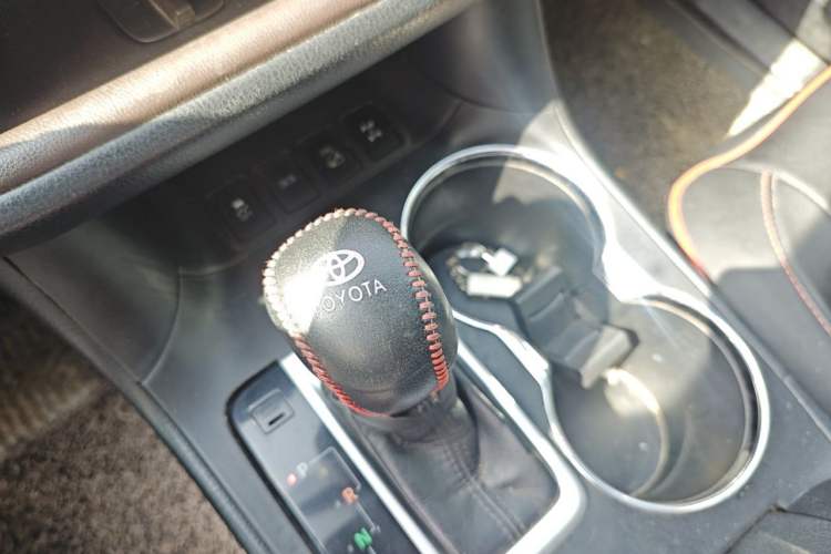 Used Toyota Highlander 2017 2.0T Four-Wheel Drive Black Edition Limited Model Gear Lever