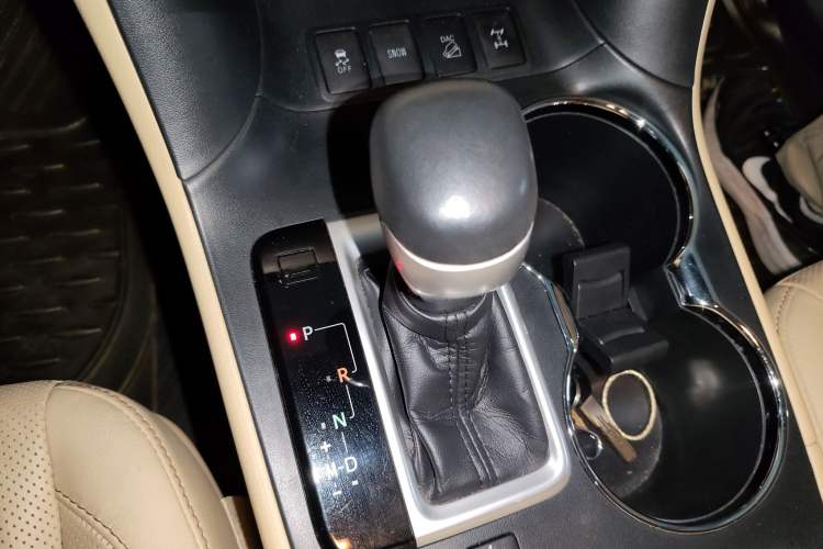 Used Toyota Highlander 2017 2.0T Four-Wheel Drive Luxury Edition 7 Seats Gear Lever