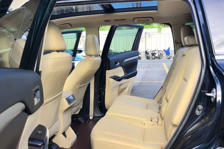 Used Toyota Highlander 2017 2.0T Four-Wheel Drive Luxury Edition 7 Seats Interior 2