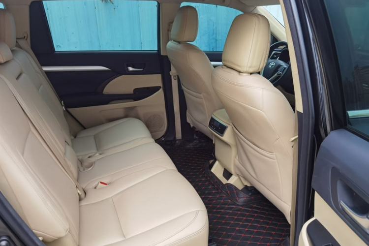 Used Toyota Highlander 2017 2.0T Two-Wheel Drive Elite Version 7 Seats Interior 2