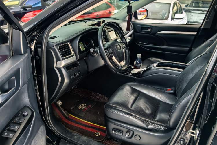 Used Toyota Highlander 2017 2.0T Two-Wheel Drive Luxury Edition 7 Seats Interior 2
