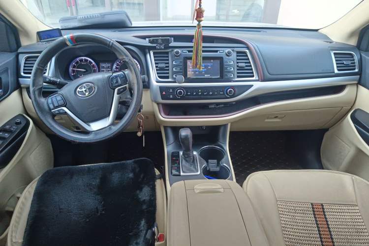 Used Toyota Highlander 2017 2.0T Two-Wheel Drive Elite Edition 5 Seats Interior 2