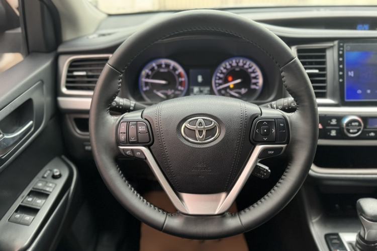 Used Toyota Highlander 2017 2.0T Two-Wheel Drive Luxury Edition 7 Seats Interior 2