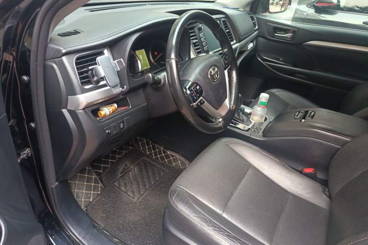 Used Toyota Highlander 2017 2.0T Four-Wheel Drive Black Edition Limited Model Interior 3