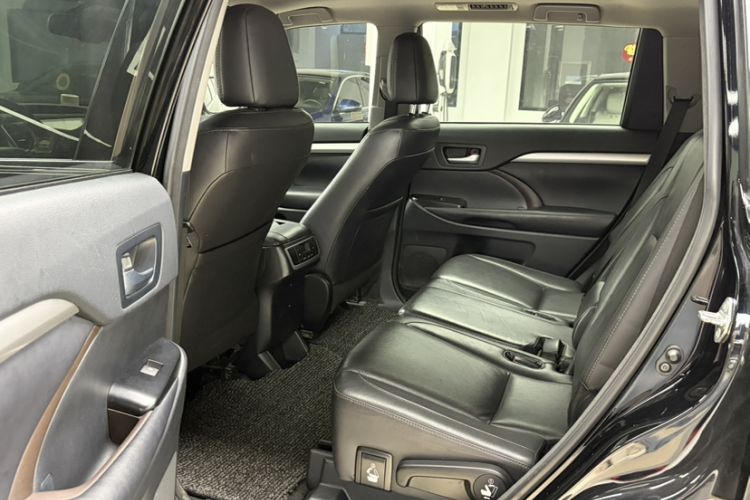 Used Toyota Highlander 2017 2.0T Four-Wheel Drive Luxury Edition 7 Seats Interior 3