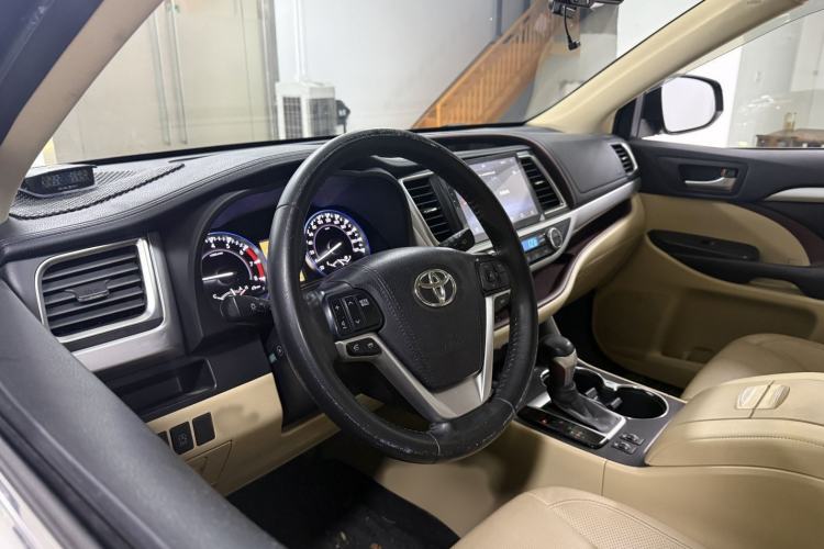 Used Toyota Highlander 2017 2.0T Four-Wheel Drive Luxury Edition 7 Seats Interior 3
