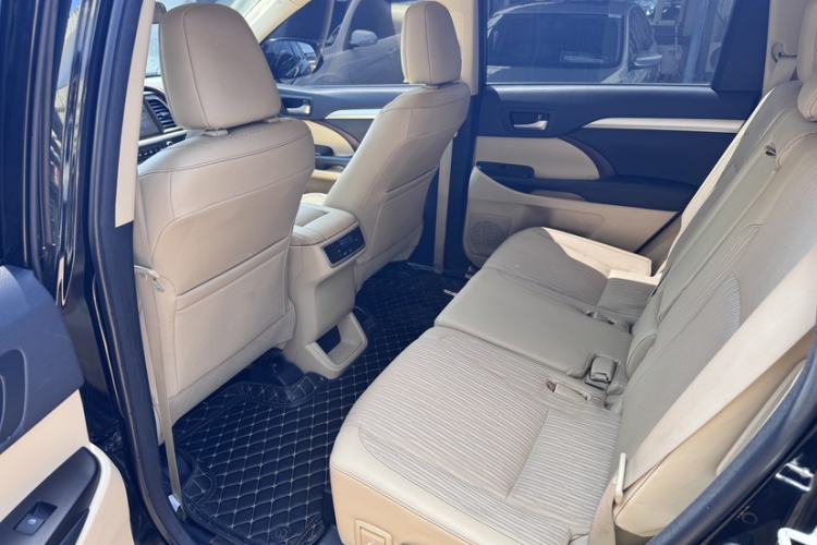 Used Toyota Highlander 2017 2.0T Four-Wheel Drive Elite Edition 7-Seater Interior 3