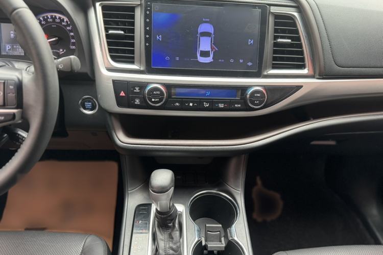 Used Toyota Highlander 2017 2.0T Two-Wheel Drive Luxury Edition 7 Seats Interior 3