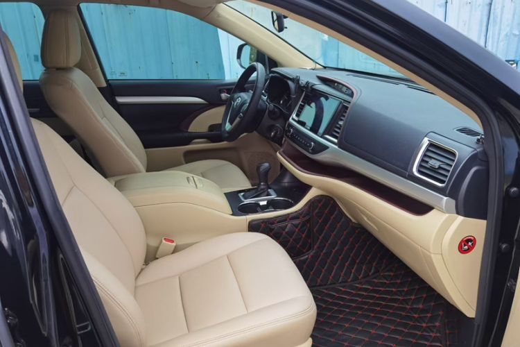 Used Toyota Highlander 2017 2.0T Two-Wheel Drive Elite Version 7 Seats Interior 4