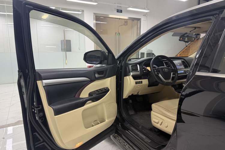 Used Toyota Highlander 2017 2.0T Four-Wheel Drive Luxury Edition 7 Seats Interior 5