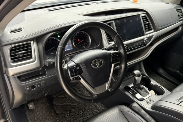 Used Toyota Highlander 2017 2.0T Four-Wheel Drive Luxury Edition 7 Seats Interior 7