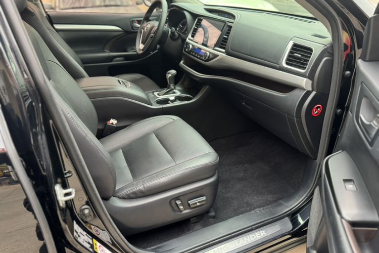 Used Toyota Highlander 2017 2.0T Two-Wheel Drive Luxury Edition 7 Seats Interior 7