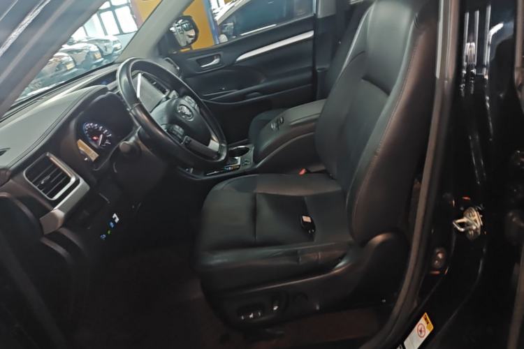 Used Toyota Highlander 2017 2.0T Two-Wheel Drive Luxury Edition 7 Seats Left Front Seat