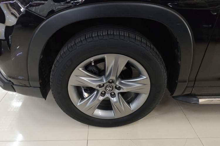 Used Toyota Highlander 2017 2.0T Four-Wheel Drive Luxury Edition 7 Seats Left Front Wheel Hub