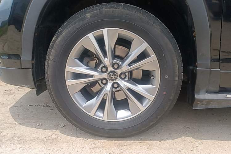 Used Toyota Highlander 2017 2.0T Two-Wheel Drive Elite Version 7 Seats Left Front Wheel Hub