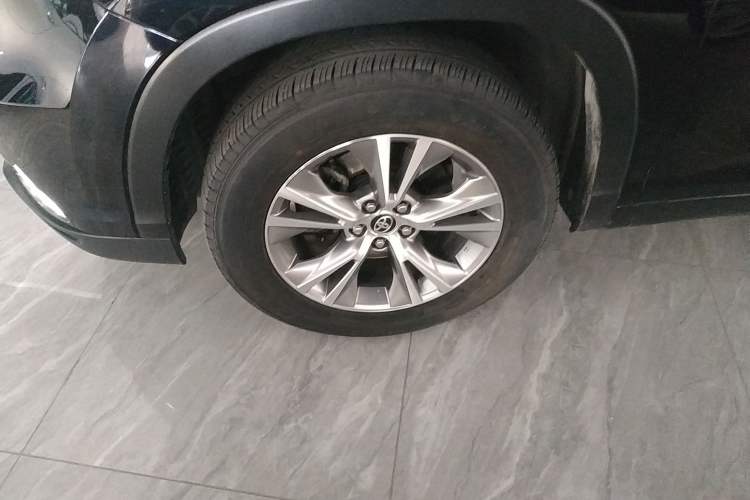Used Toyota Highlander 2017 2.0T Four-Wheel Drive Elite Edition 7-Seater Left Front Wheel Hub