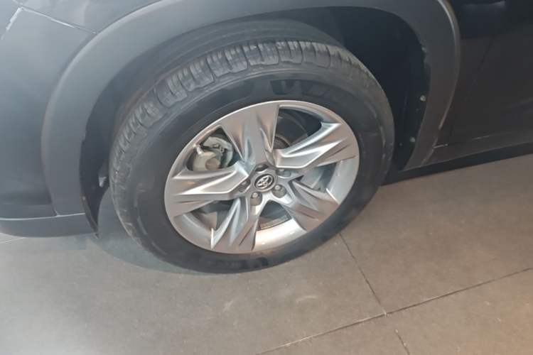 Used Toyota Highlander 2017 2.0T Two-Wheel Drive Luxury Edition 7 Seats Left Front Wheel Hub
