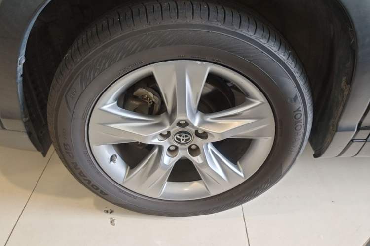 Used Toyota Highlander 2017 2.0T Four-Wheel Drive Luxury Edition 7 Seats Left Front Wheel Hub