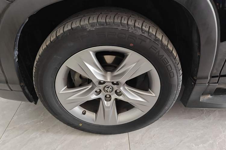Used Toyota Highlander 2017 2.0T Four-Wheel Drive Luxury Edition 7 Seats Left Front Wheel Hub