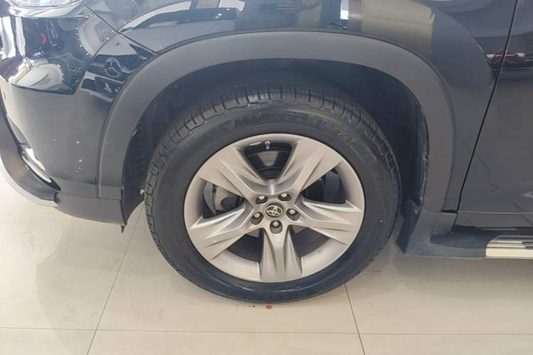 Used Toyota Highlander 2017 2.0T Two-Wheel Drive Luxury Edition 7 Seats Left Front Wheel Hub