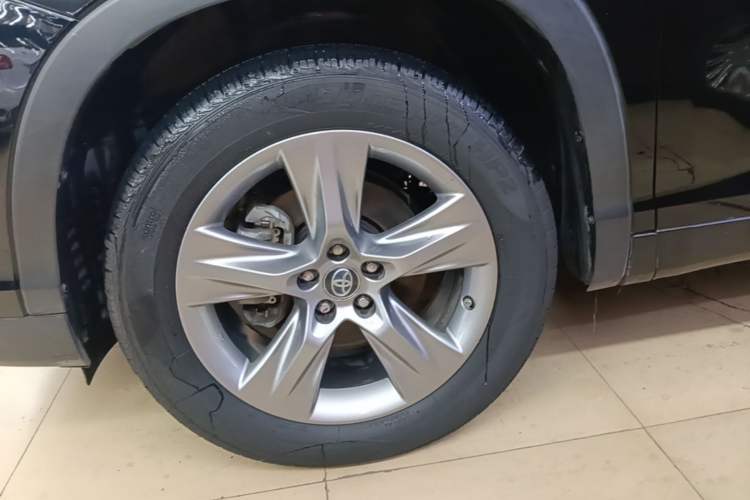 Used Toyota Highlander 2017 2.0T Four-Wheel Drive Luxury Edition 7 Seats Left Front Wheel Hub