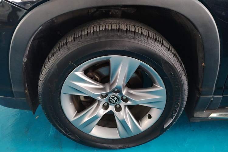 Used Toyota Highlander 2017 2.0T Two-Wheel Drive Luxury Edition 7 Seats Left Front Wheel Hub