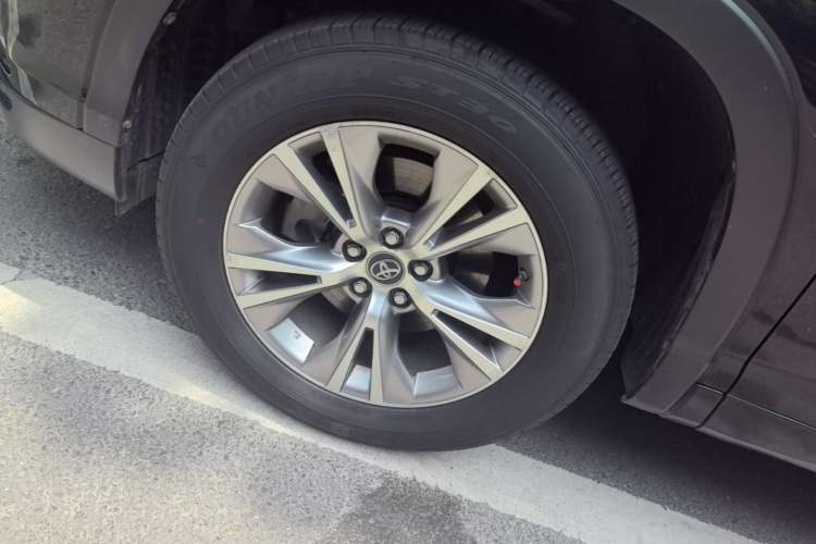 Used Toyota Highlander 2017 2.0T Two-Wheel Drive Elite Version 7 Seats Left Front Wheel Hub