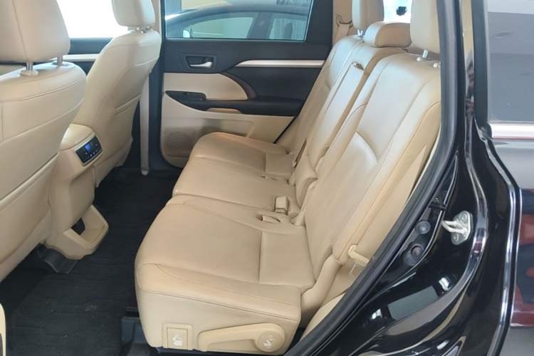 Used Toyota Highlander 2017 2.0T Two-Wheel Drive Luxury Edition 7 Seats Left Rear Seat