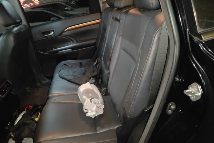 Used Toyota Highlander 2017 2.0T Two-Wheel Drive Luxury Edition 7 Seats Left Rear Seat