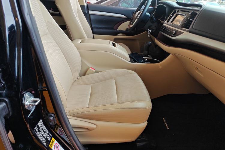 Used Toyota Highlander 2017 2.0T Two-Wheel Drive Elite Version 7 Seats Right Front Seat