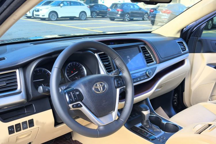 Used Toyota Highlander 2017 2.0T Four-Wheel Drive Luxury Edition 7 Seats Right Front Seat