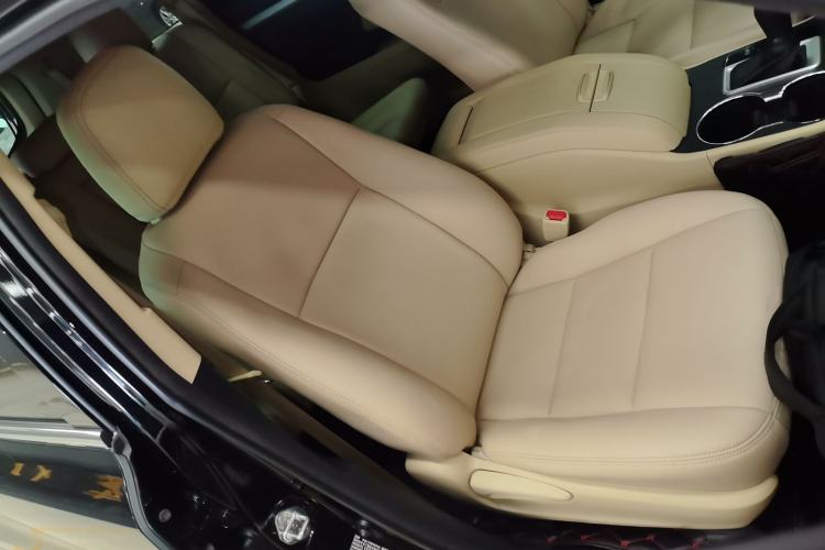 Used Toyota Highlander 2017 2.0T Two-Wheel Drive Elite Version 7 Seats Right Front Seat
