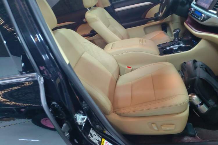 Used Toyota Highlander 2017 2.0T Four-Wheel Drive Luxury Edition 7 Seats Right Front Seat