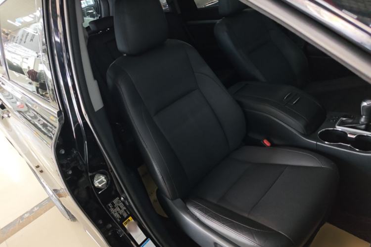 Used Toyota Highlander 2017 2.0T Four-Wheel Drive Luxury Edition 7 Seats Right Front Seat