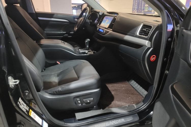 Used Toyota Highlander 2017 2.0T Four-Wheel Drive Luxury Edition 7 Seats Right Front Seat