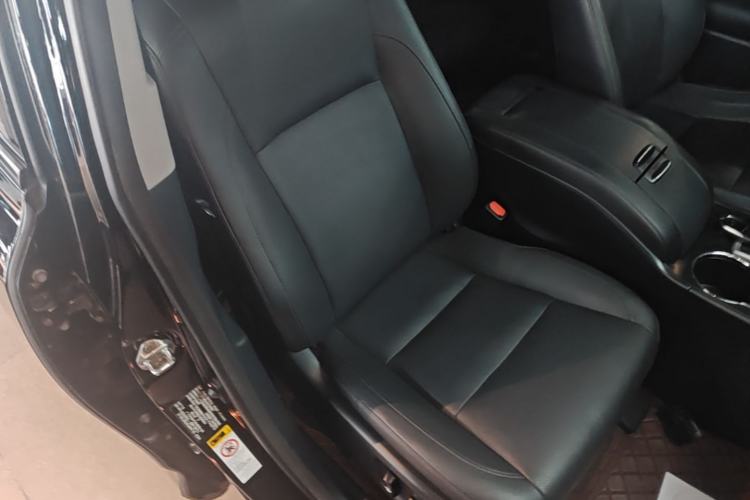 Used Toyota Highlander 2017 2.0T Two-Wheel Drive Luxury Edition 7 Seats Right Front Seat